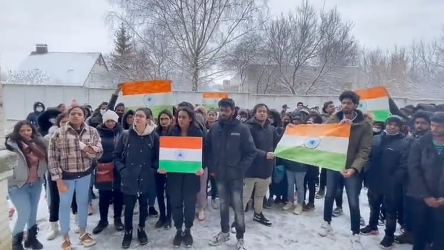 Holding tricolour, scores of Indian students gathered at open space in Sumy State University to make their “last” appeal. Credit: Twitter Screengrab/@shemin_joy