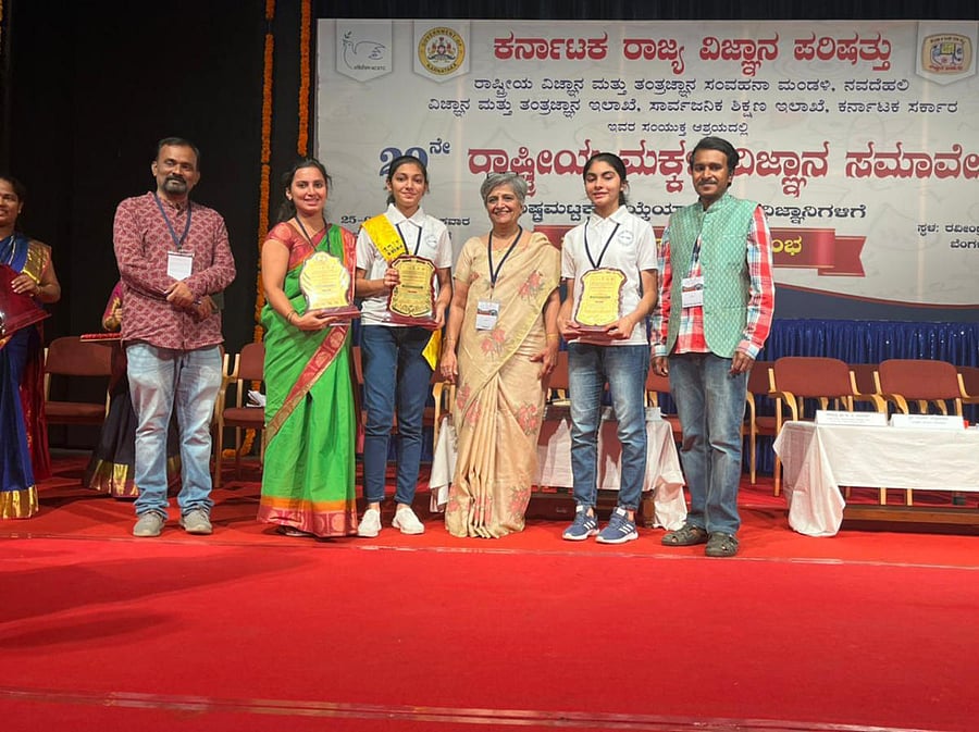 Hazira Shaistha and Fathima Reem, students of SMS English Medium School Brahmavar (CBSE), were honoured with the Young Scientist award.