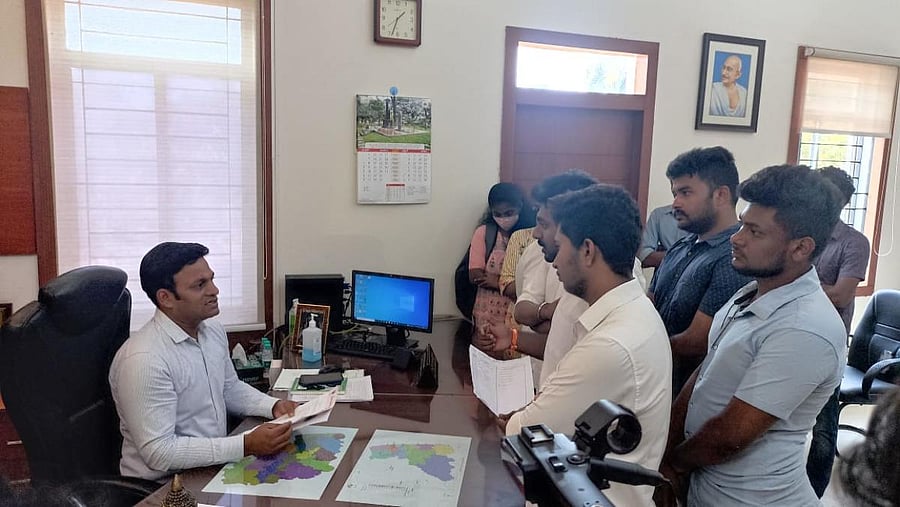 A delegation from ABVP led by Prantha secretary Manikanta Kalasa submitted a memorandum to Mangaluru Police Commissioner N Shashi Kumar alleging selective targeting of ABVP students in campuses under the guise of hijab issue.