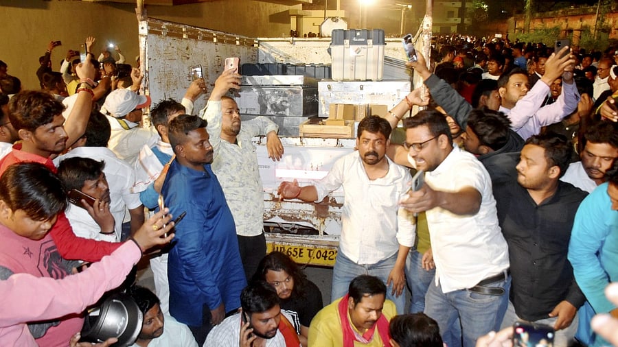 Samajwadi Party workers stop the convoy shifting EVMs and stage a protest over the alleged replacement of EVMs used in the Uttar Pradesh Assembly elections, in Varanasi. Credit: PTI File Photo