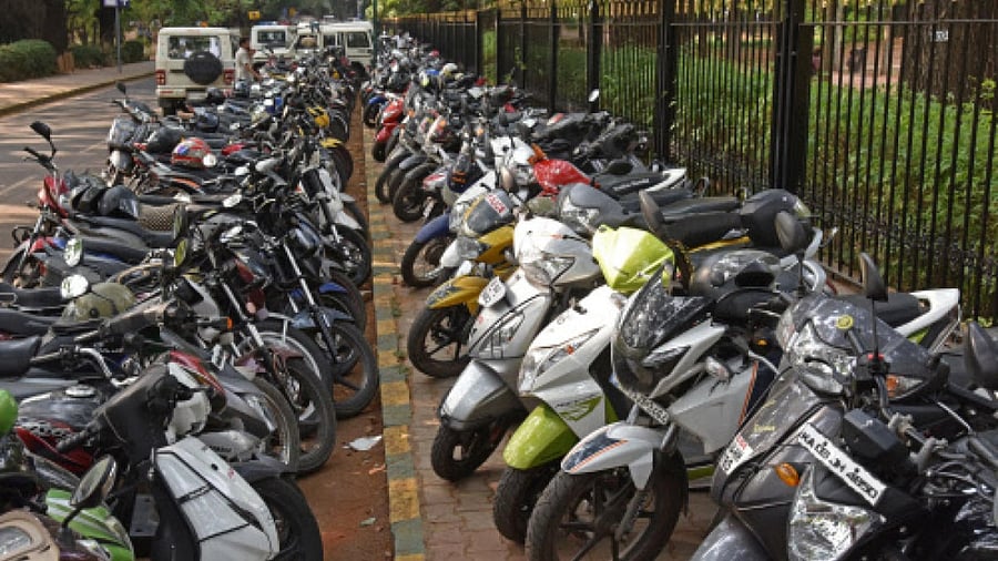 Two-wheelers parked at Cubbon Park during IPL matches at the Chinnaswamy Stadium. Credit: DH file photo