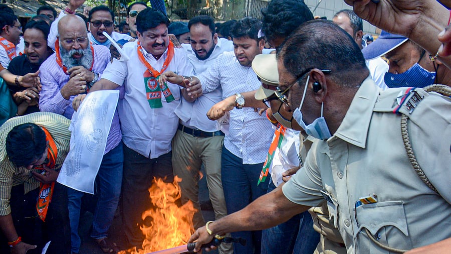 BJP activists stage a protest against Mumbai Police for issuing a notice to leader of opposition and former chief minister Devendra Fadnavis. Credit: PTI Photo