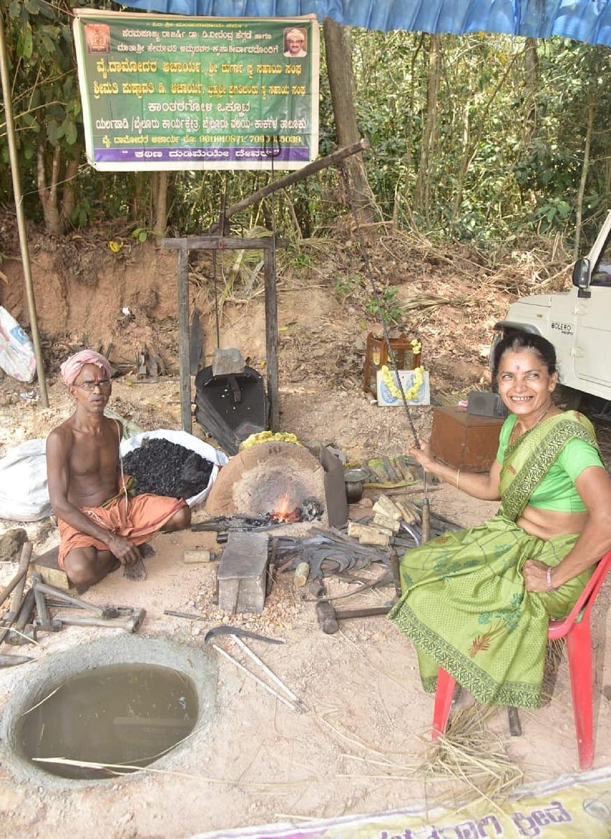 A demonstration on a traditional occupation was held at Krishi Mela in Kolnadu. 