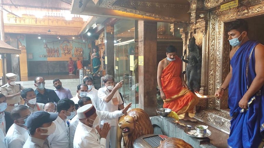 Governor Thawar Chand Gehlot had the darshan of the presiding deity of Kudroli Gokarnanatha Temple in Mangaluru on Monday. Credit: Information Dept