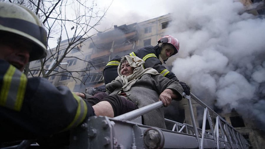 A Russian air strike on a residential building in Kyiv killed one and wounded several others, Ukrainian emergency services said on March 14. Credit: AFP Photo