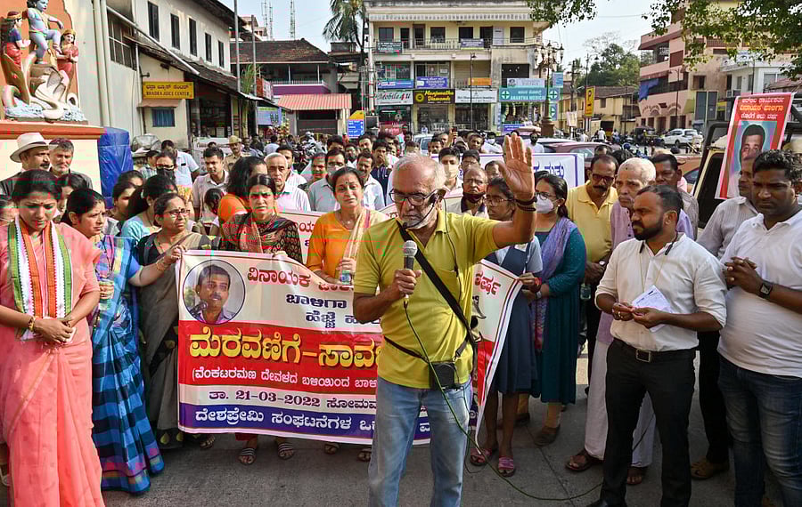Prof Narendra Nayak of Deshpremi Sanghatanegala Okkuta addresses a gathering on Monday, before the start of a march from Sri Venkataramana Temple, to retrace the steps of Vinayaka Baliga who was murdered six years ago.