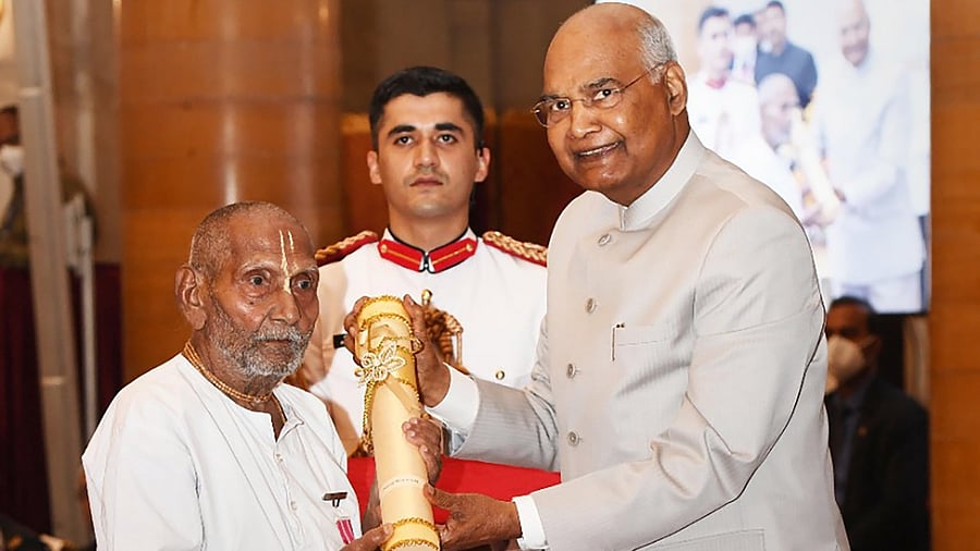 President Ram Nath Kovind presents Padma Shri to Swami Sivananda for Yoga. Credit: PTI Photo