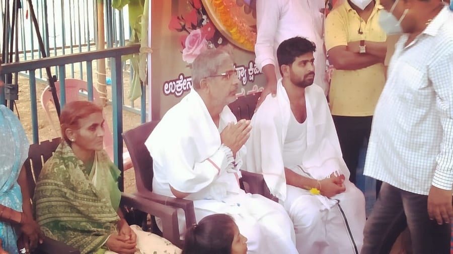 Naveen's father Shekharappa (C) is seen after receiving the mortal remains of his son's body. Credit: Special Arrangement