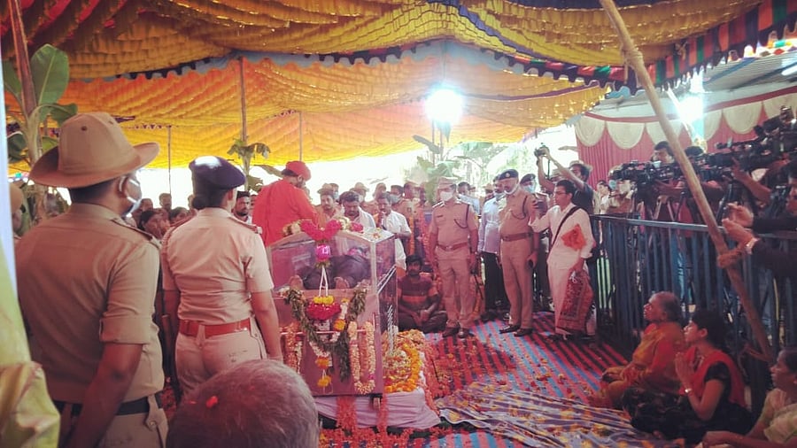 His family conducted the rites as per Veerashaiva Lingayat traditions. Credit: Special Arrangement
