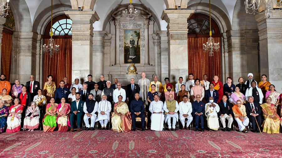 President Ram Nath Kovind, Vice President M.Venkaiah Naidu and Prime Minister Narendra Modi with the Padma Awardees at Rashtrapati Bhavan. Credit: PTI Photo