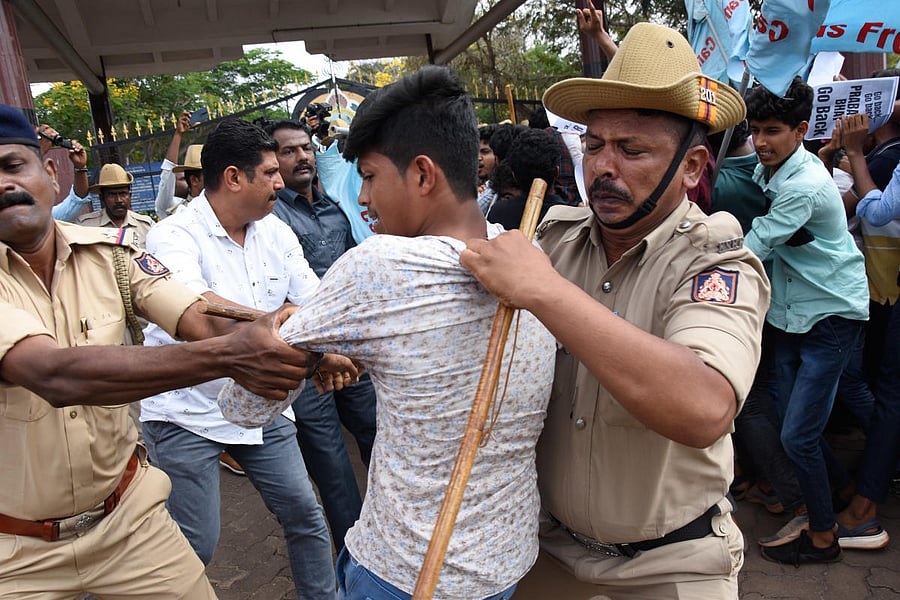 Members of Campus Front of India stage a protest in front of Mangalore University gate at Mangalagangothri.