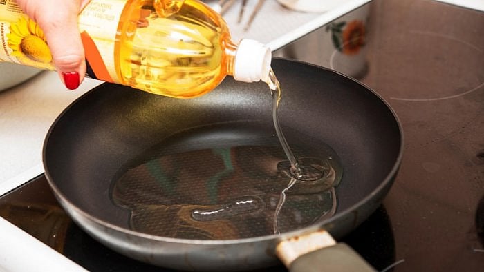 Refined sunflower oil constitutes 10% of the country's consumption of 230-240 lakh tonnes of edible oils annually and almost 60% of the demand is met through imports. Credit: iStock photo