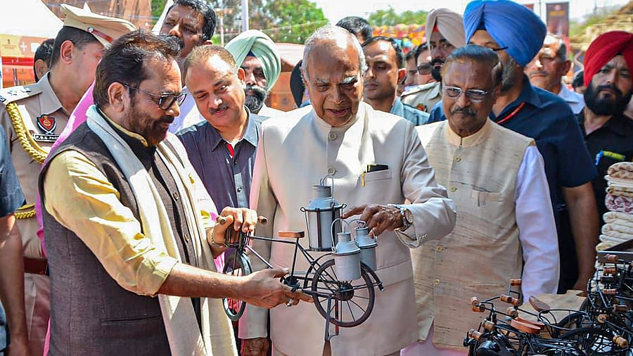 Union Minister for Minority Affairs Mukhtar Abbas Naqvi with Punjab Governor Banwarilal Purohit and other officials visits Hunar Haat. Credit: PTI Photo