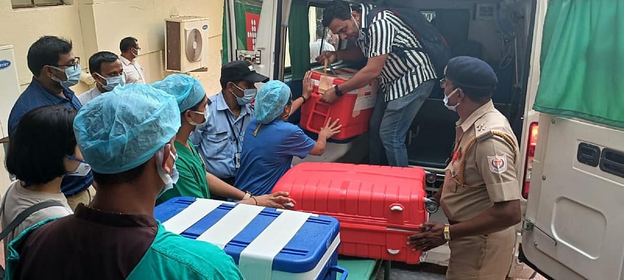 The organs of Srinivas placed in a vehicle to be taken to Bengaluru.