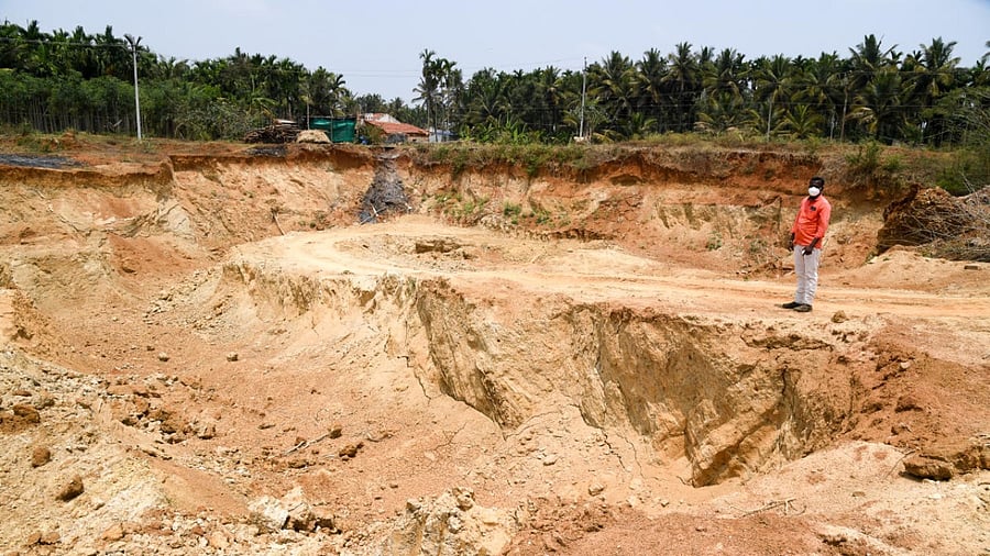 Heavy soil extraction has turned gomal land outside Gulenahalli in Gubbi, Tumakuru into a mini quarry. Credit: DH Photo