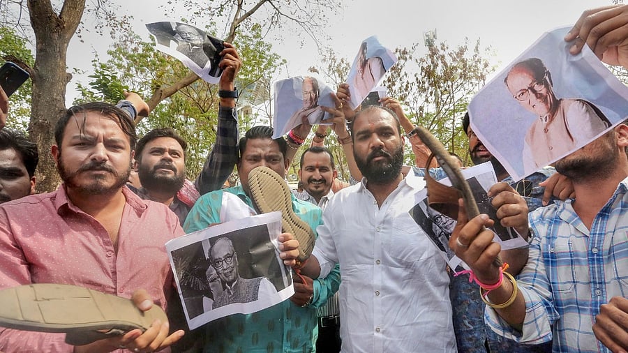 BJP Yuva Morcha members burn an effigy of senior Congress leader Digvijay Singh over his tweet on Khargone violence, in Bhopal. Credit: PTI Photo
