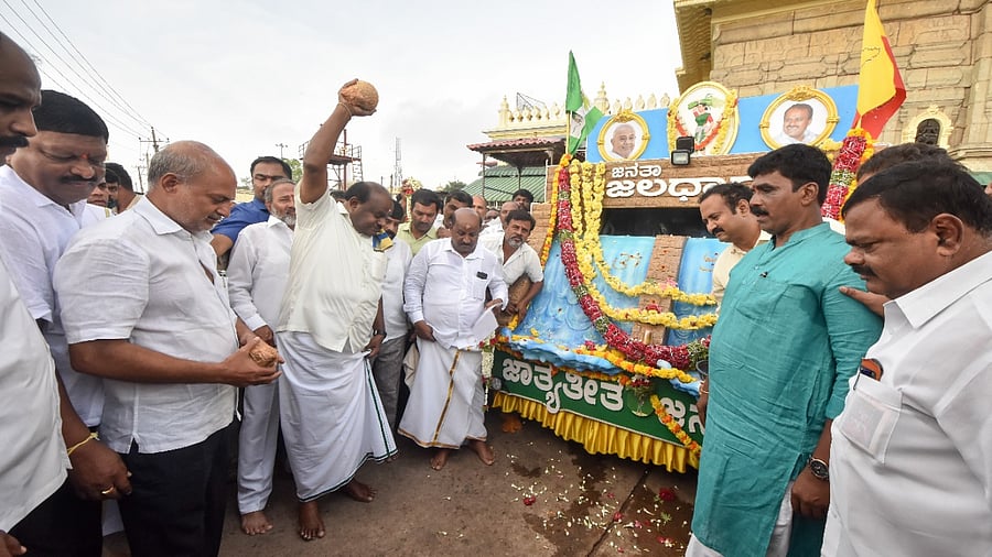 The 'Ganga Rathas' of the JD(S) for 'Janta Jaladhare' tour. Credit: Special Arrangement