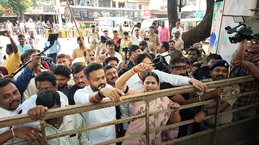 Congress leaders led by MLA Laxmi Hebbalkar staging protest demanding arrest of RDPR Minister K S Eshwarappa. Credit: DH Photo