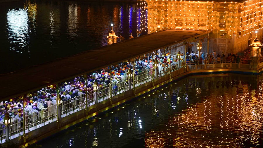 People queue up at the Golden Temple from the night of April 13. Credit: PTI Photo