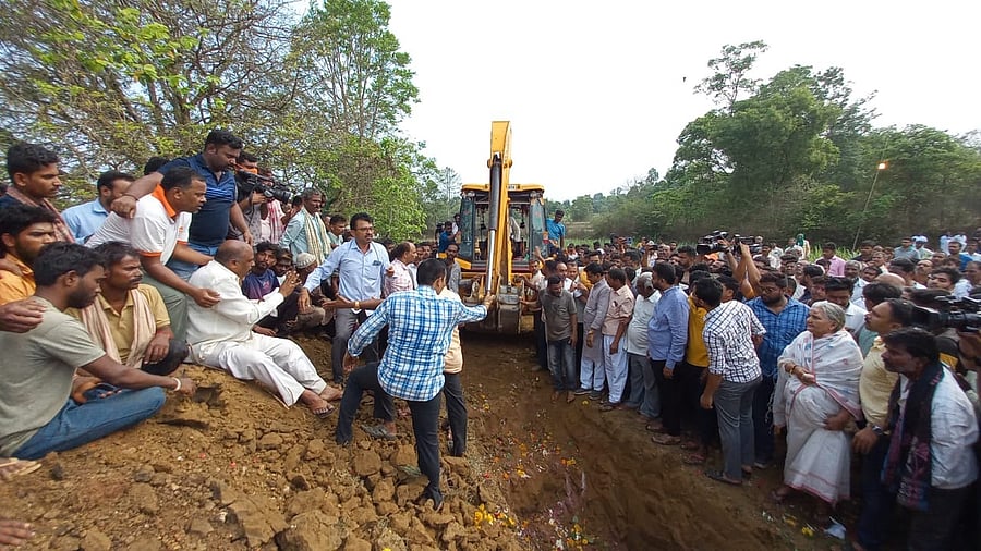 Congress leader Adivesh Itagi being convinced to move aside to complete the burial at Badas village in Belagavi. Credit: DH Photo