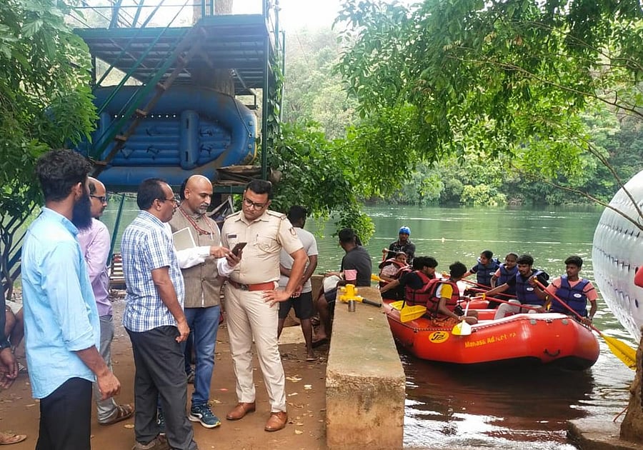 Police authorities speak with representatives of adventure sports clubs at Ganeshgudi in Uttara Kannada district. Credit: DH Photo