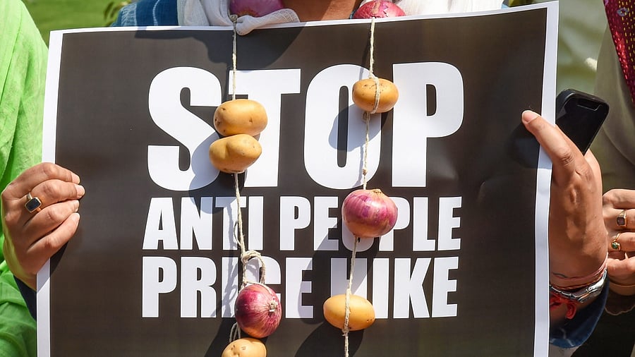 Inflation based on the Consumer Price Index is at 6.95 per cent, the highest since October 2020. Credit: PTI Photo