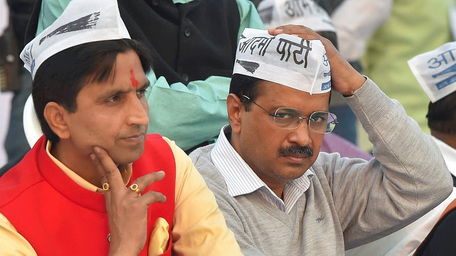 Former AAP leader Kumar Vishwas (L) with Delhi CM Arvind Kejriwal. Credit: PTI File Photo