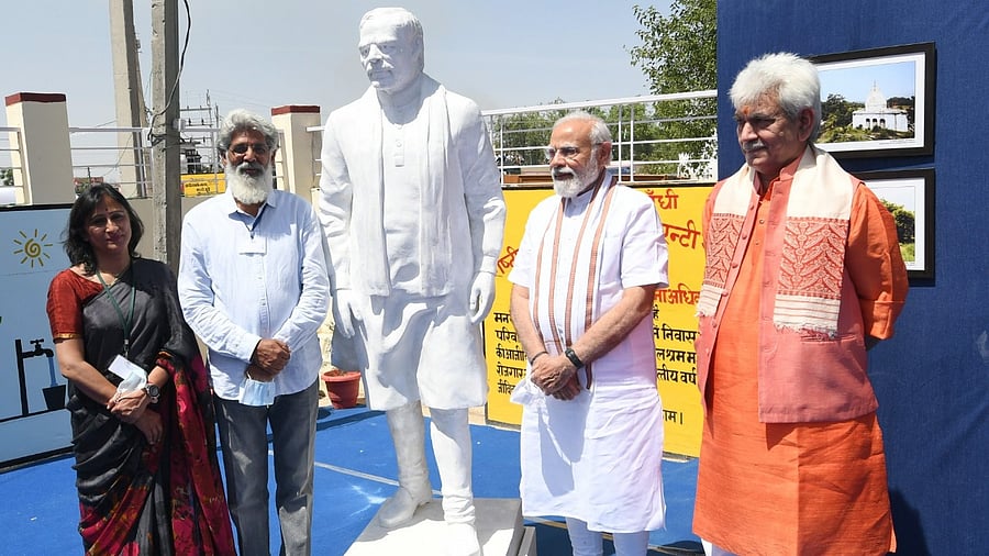 The prime minister also posed for a photo with the sculptor in front of his artwork. Credit: IANS Photo