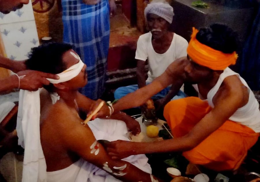 The ritual of 'mudre hakuvudu': Credit: Arun Joladakudligi