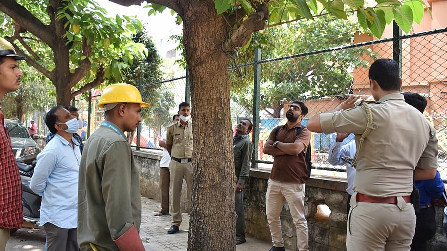 Officials from the Karnataka State Electrical Inspectorate examined the spot where a 22-year-old man was electrocuted near a park in Sanjaynagar on Monday. Credit: DH File Photo/B K Janardhan