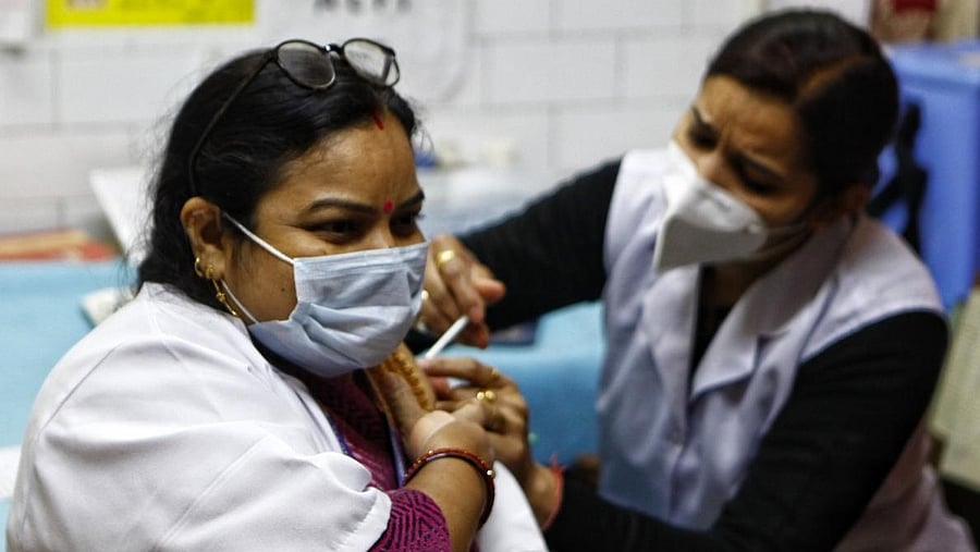 A health worker inoculates a frontline worker with a third 'booster' dose of the Covaxin vaccine in New Delhi on January 10, 2022, as the country sees an Omicron-driven surge in coronavirus cases. (Photo: Wasim Sarvar/IANS)