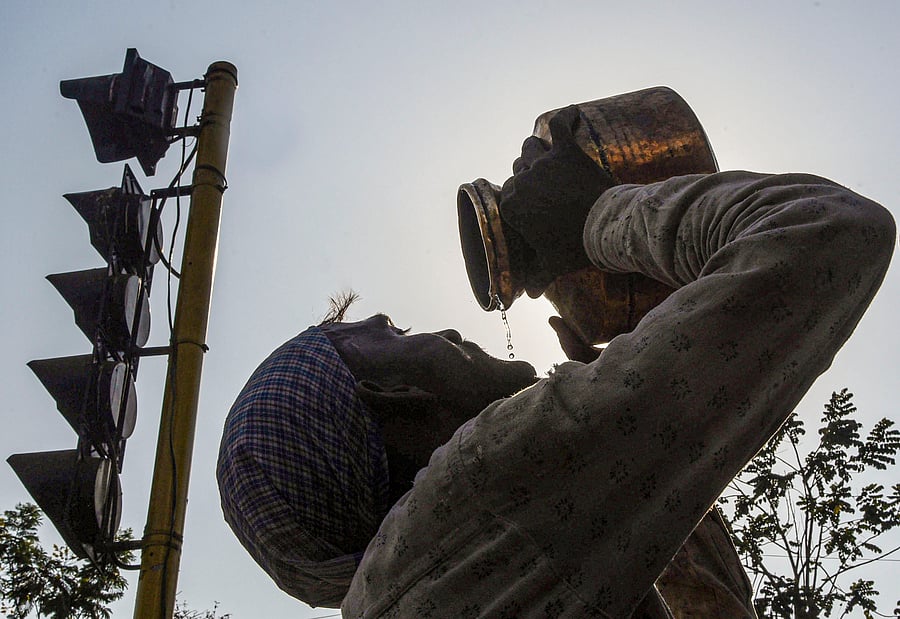 Navi Mumbai: A man drinks water to quench his thirst on a hot summer afternoon, in Navi Mumbai, Friday, April 29, 2022. Credit: PTI