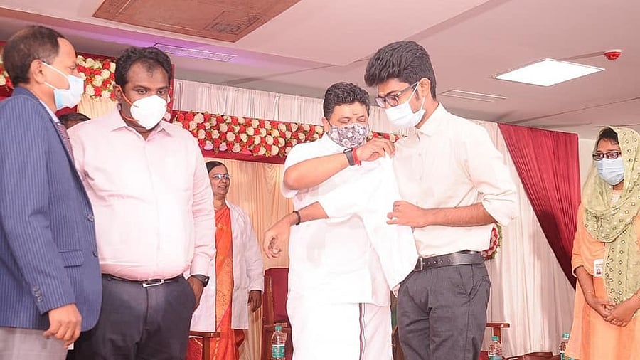 The incident at the Madurai Medical College on Saturday in the presence of Finance Minister P T R Palanivel Thiaga Rajan. Credit: DH Photo