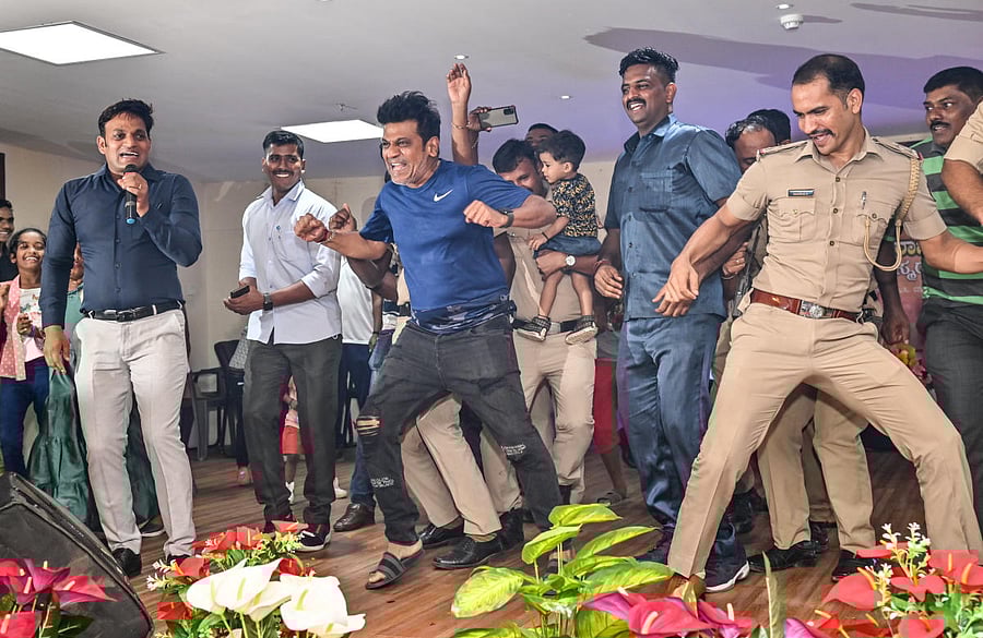 Actor Shivarajkumar dances to the tunes of the ‘Tagaru’ title song as police personnel join him. Mangaluru City Police Commissioner N Shashi Kumar sings along. DH Photo