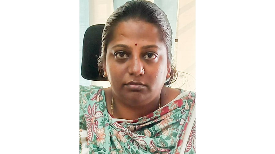 Priyanka GC, Assistant Commissioner of Commercial Tax caught by ACB while receiving Rs 3,000 bribe. Credit: Special Arrangement