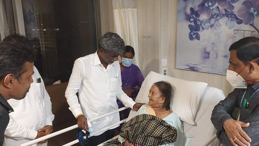 Minister for Social Welfare and Backward Classes Kota Srinivas Poojary visited adma Shri awardee Halakki tribal folk artiste Sukri Bommagowda who is undergoing treatment in a hospital in Mangaluru. Credit: aSpecial Arrangement
