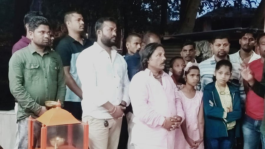 Sri Ram Sene activists chanting Hanuman Chalisa at Sonya Maruti Temple. Credit: DH Photo