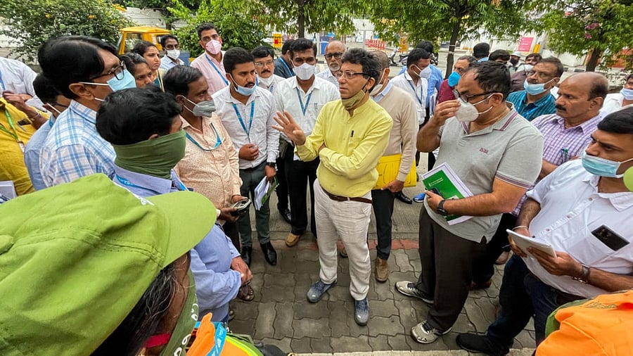 BBMP Chief Commissioner Tushar Girinath during an inspection at RR Nagar. Credit: DH Photo