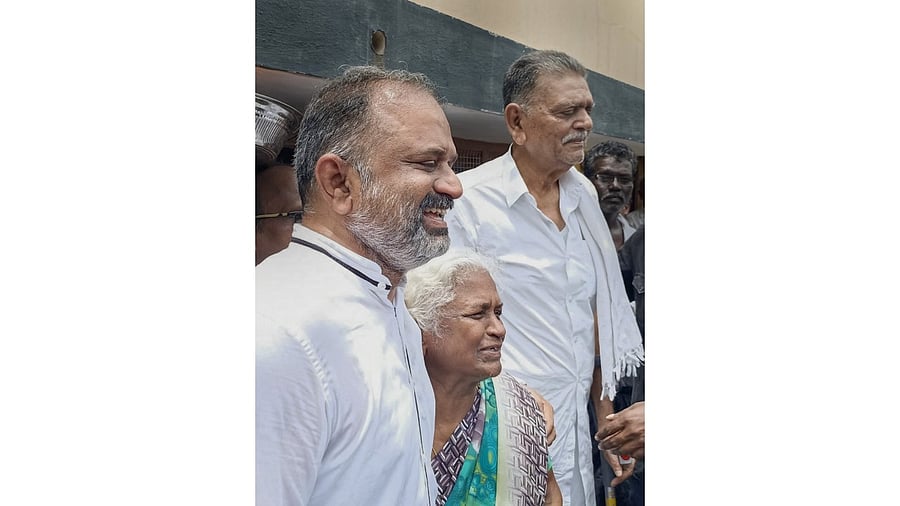 AG Perarivalan, convict in Rajiv Gandhi assassination case, with his mother Arputham Ammal (C). Credit: PTI Photo