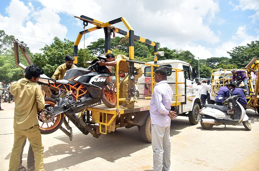 The state government suspended towing of vehicles from no-parking zones in February. Credit: DH File Photo