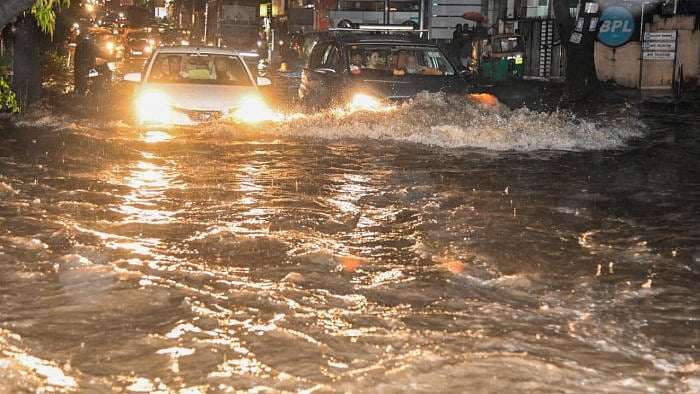 A flooded KH Road near the Shanthinagar bus stand. Credit: DH Photo