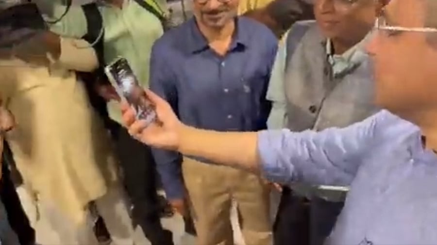 Union minister Ashwini Vaishnaw makes a video call using a 5G trial network at IIT Madras. Credit: Screengrab via Twitter/@AshwiniVaishnaw