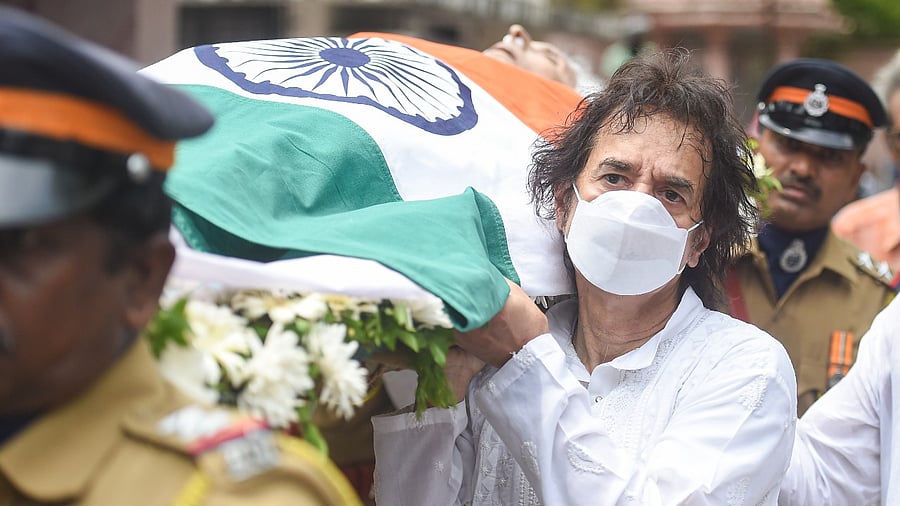 abla maestro Zakir Hussain shoulders the mortal remains of santoor legend Pandit Shivkumar Sharma during his funeral. Credit: PTI Photo