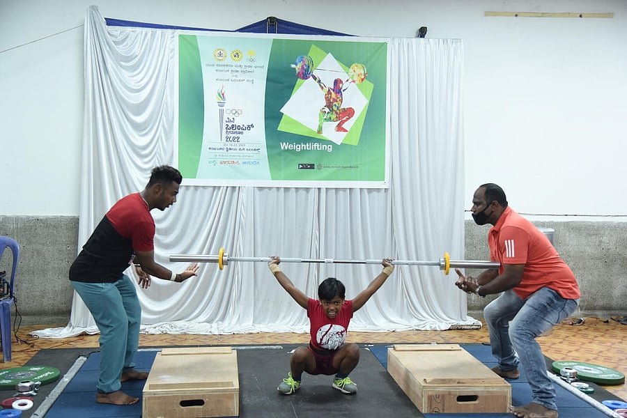 Sanika S cleared 17kgs in snatch en route the bronze medal in the girls' under 40kg weightlifting event at the State Mini Olympics on Friday. Credit: DH Photo