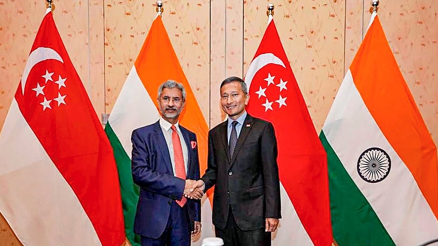 External Affairs Minister S Jaishankar shakes hands with Singapore's Foreign Minister Vivian Balakrishnan. Credit: PTI File Photo