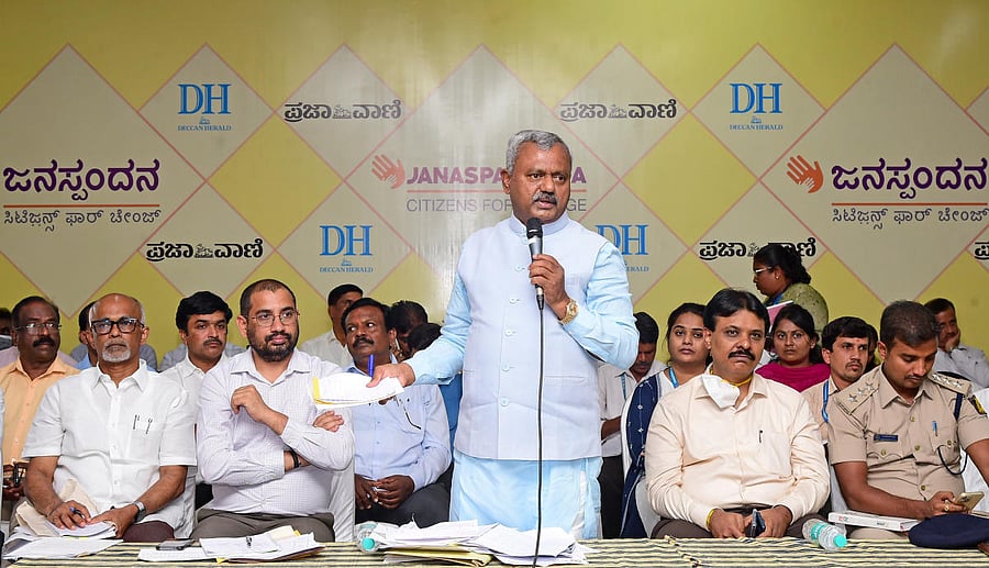 Minister S T Somashekar speaks at Janaspandana. Credit: DH Photo