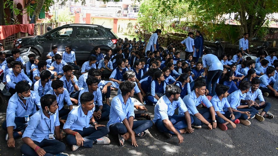 Students of Mangalore University College stage a protest in the campus against wearing the Hijab in classrooms. Credit: DH Photo