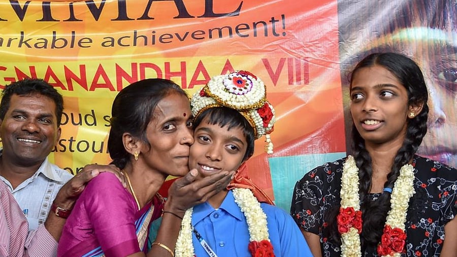 R Vaishali (right) with her brother and GM R Praggnanandhaa and their mother Nagalakshmi. Credit: PTI File Photo