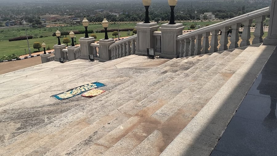 Picture of vermicelli being dried on the grand steps of Vidhana Soudha. Credit: DH Special Arrangement