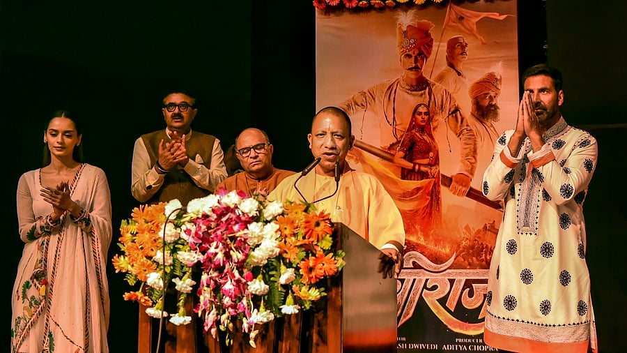 Uttar Pradesh Chief Minister Yogi Adityanath with Bollywood actors Akshay Kumar, Manushi Chhillar and director Chandraprakash Dwivedi after a special screening of the movie 'Samrat Prithviraj' at Lok Bhawan in Lucknow. Credit: PTI Photo